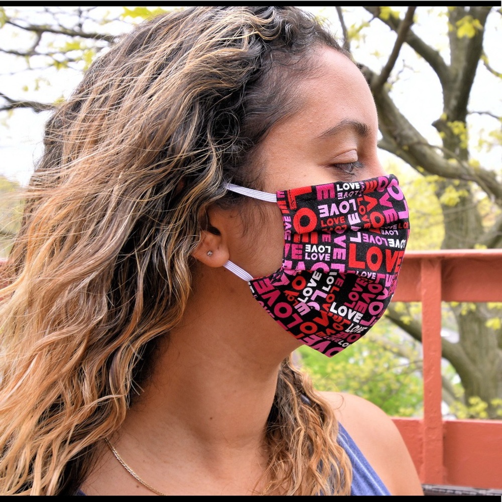 Pleated Face Mask w/ Filter Pocket & Nose Wire